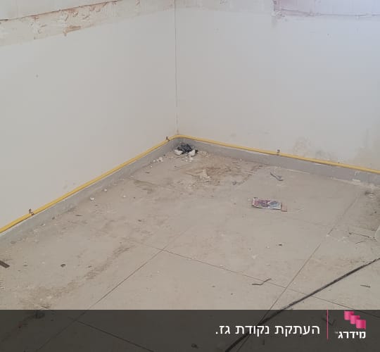 צינורות גז צהובים מותקנים על קיר לבן